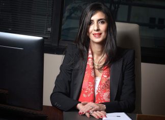 Nadia Fettah s’entretient avec une responsable à la BERD