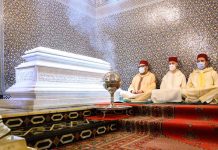 le Roi Mohammed VI, Amir Al-Mouminine, se recueille sur la tombe de Feu le Roi Hassan II