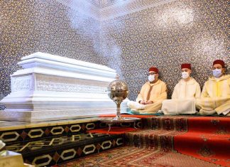 le Roi Mohammed VI, Amir Al-Mouminine, se recueille sur la tombe de Feu le Roi Hassan II