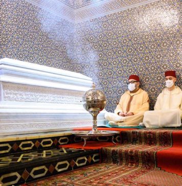 le Roi Mohammed VI, Amir Al-Mouminine, se recueille sur la tombe de Feu le Roi Hassan II