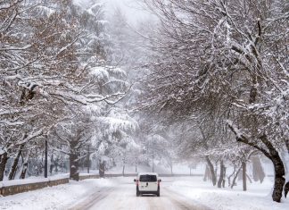 Fortes chutes de neige à Ifrane, routes bloquées