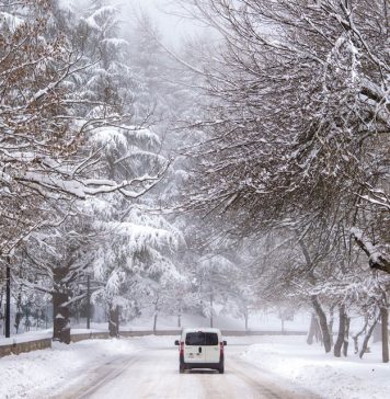 Fortes chutes de neige à Ifrane, routes bloquées