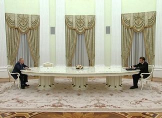 Kremlin. Le protocole sanitaire est à l’origine de la longue table entre Poutine et Macron