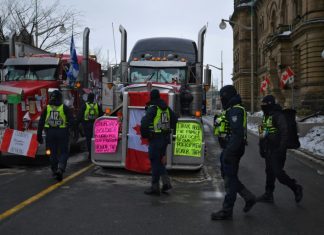 Ottawa. La police menace les camionneurs qui paralysent le centre-ville d’arrestation