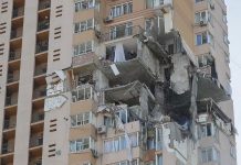 Ukraine. Un immeuble résidentiel à Kiev touché par un missile russe (Vidéo)