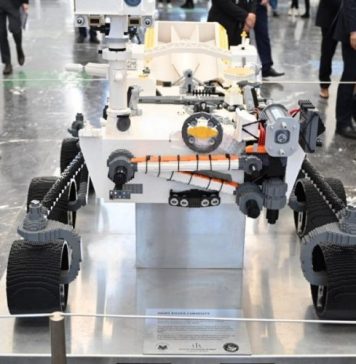 L’ambassade américaine à Rabat fait don du modèle Lego de « Mars Rover » à l’UIR