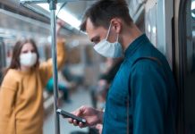 États-Unis : Une juge lève l’obligation du port du masque dans les transports publics