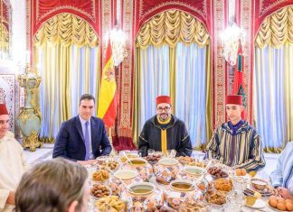 Le Roi offre un iftar en l’honneur de Pedro Sanchez (Vidéo)