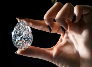 Le diamant «The Rock», le plus gros diamant blanc jamais mis aux enchères