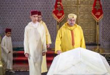 Rabat : Le Roi se recueille sur la tombe de Feu Mohammed V