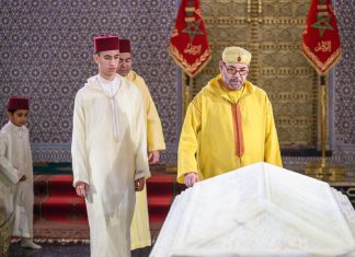 Rabat : Le Roi se recueille sur la tombe de Feu Mohammed V