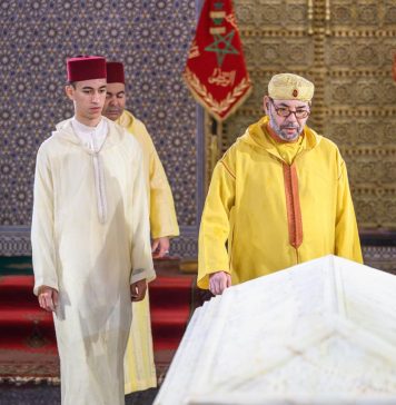 Rabat : Le Roi se recueille sur la tombe de Feu Mohammed V