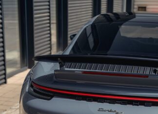 Une édition rare de la Porsche 911 Turbo « 50 ans » livrée au Maroc