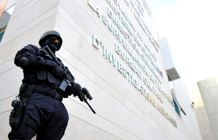 ée à l’aube ce mercredi par le Bureau Central d’Investigations Judiciaires (BCIJ), relevant de la Direction générale de la surveillance du territoire (DGST), a abouti au démantèlement d’une cellule terroriste affiliée à l’organisation dite « État islamique » (Daech). Quatre individus, âgés de 20 à 27 ans, ont été arrêtés alors qu’ils s’activaient entre Tétouan et Chefchaouen.