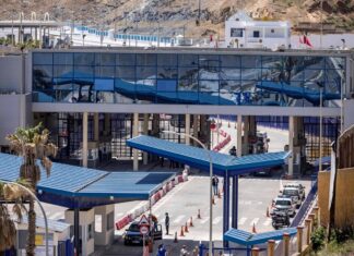 Rabat suspend les douanes commerciales avec Sebta et Melilla, crispations en Espagne