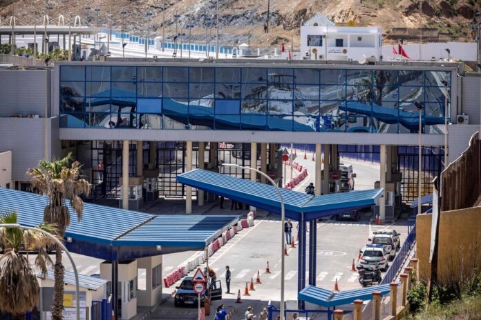 Rabat suspend les douanes commerciales avec Sebta et Melilla, crispations en Espagne