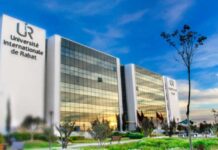 L’Université Internationale de Rabat en tête en Afrique pour les dépôts de brevets L’Université Internationale de Rabat en tête en Afrique pour les dépôts de brevets À l’occasion de son quinzième anniversaire, l’Université Internationale de Rabat (UIR) a confirmé son statut d’acteur majeur de la recherche et de l’innovation sur le continent. Selon son président, Noureddine Mouaddib, l’établissement se classe aujourd’hui au premier rang africain en matière de dépôts de brevets, un résultat attribué aux investissements constants dans la recherche scientifique. Lors d’une conférence de presse tenue mardi à Salé, M. Mouaddib a indiqué que l’UIR avait déposé près de 700 brevets, dont un cinquième à l’international, se référant aux données de l’Organisation mondiale de la propriété intellectuelle (OMPI). Il a souligné que cette dynamique s’inscrit dans une stratégie plus large visant à faire du Maroc un pôle de l’économie du savoir. Depuis sa création en 2010, l’université a formé 12.000 diplômés et accompagné plus de 20.000 professionnels via la formation continue. Le campus de Technopolis accueille aujourd’hui près de 13.000 étudiants, dont 180 doctorants. Le taux d’insertion professionnelle atteint 93 % en moins d’un an, avec une majorité d’étudiants restant au Maroc, tandis qu’une partie décroche des postes à l’international. L’université mise aussi sur l’excellence académique pour renforcer son rayonnement. La Rabat Business School, qui en dépend, a obtenu les accréditations AACSB (États-Unis) et EQUIS (Europe), la plaçant parmi les écoles de commerce les plus reconnues au monde. Elle figure au 20e rang du classement 2023 du Financial Times des 100 meilleures business schools mondiales. Les formations en ingénierie bénéficient elles aussi de labels internationaux, notamment l'accréditation américaine ABET et le label européen EUR-ACE. Ces reconnaissances renforcent l’attractivité de l’université auprès des étudiants étrangers. Actuellement, 9 % des inscrits en cursus diplômant sont originaires d’Europe, rejoints par d’autres venus d’Asie et d’Amérique du Nord. M. Mouaddib a rappelé que le continent africain compte à lui seul plus de 500.000 étudiants à l’international, et que l’un des défis majeurs consiste à en attirer une part croissante vers le Maroc. L’UIR accompagne cette ambition par une expansion territoriale. De nouveaux campus verront prochainement le jour à Marrakech, dans le quartier financier de Casablanca et à Nouaceur. Une convention signée avec Aérocampus prévoit également la création de formations spécifiques dédiées aux métiers de l’aéronautique. Établissement privé reconnu par l’État, l’Université Internationale de Rabat propose des programmes couvrant un large éventail de disciplines, conçus en cohérence avec les priorités stratégiques du Royaume. En quinze ans, elle s’est imposée comme un moteur de transformation au service d’un Maroc tourné vers l’avenir.
