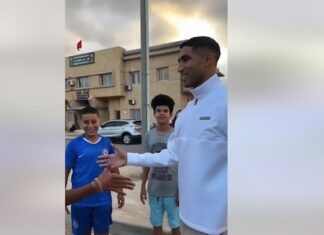Achraf Hakimi surprend des enfants à Rabat en jouant au football avec eux (vidéo) Achraf Hakimi surprend des enfants à Rabat en jouant au football avec eux (vidéo)