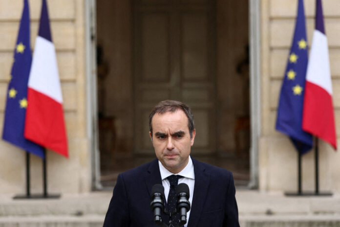Lecornu reste à Matignon, Macron joue la continuité