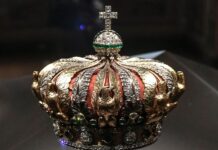 Braquage spectaculaire au Louvre : collier, diadème, parures… huit pièces volées Braquage spectaculaire au Louvre : collier, diadème, parures… huit pièces volées