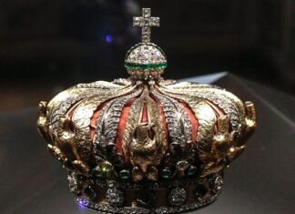 Braquage spectaculaire au Louvre : collier, diadème, parures… huit pièces volées Braquage spectaculaire au Louvre : collier, diadème, parures… huit pièces volées