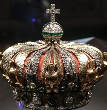 Braquage spectaculaire au Louvre : collier, diadème, parures… huit pièces volées Braquage spectaculaire au Louvre : collier, diadème, parures… huit pièces volées