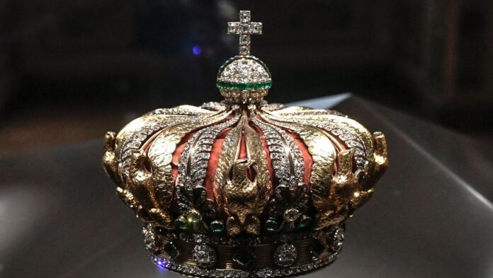 Braquage spectaculaire au Louvre : collier, diadème, parures… huit pièces volées