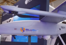 BlueBird confirme l’ouverture prochaine d’une usine de drones SPY-X au Maroc BlueBird Aero Systems, entreprise israélienne spécialisée dans les drones tactiques, réaffirme sa volonté de lancer sa première usine de production au Maroc. Le projet concerne le drone SPY-X, un modèle destiné à des usages militaires et sécuritaires. La société a annoncé, ce 12 novembre, avoir accueilli l’équipe technique de son partenaire marocain pour une session de formation avancée dans ses locaux. Cette visite s’inscrit dans le cadre d’un programme de transfert de technologie, étape clé avant le démarrage effectif de la ligne de production locale. Selon BlueBird, cette rencontre a permis des échanges approfondis sur les processus de fabrication du SPY-X, en préparation de l’installation de l’usine au Maroc, présentée comme la première du genre dans le pays. En marge des ateliers techniques, les équipes des deux pays ont partagé un moment de détente autour d’un match de football. Ce projet avait déjà été évoqué par Ronen Nadir, PDG de BlueBird, en avril 2024, dans une interview à Military Zone. Il y confirmait la mise en place des infrastructures, sans préciser le calendrier de démarrage de la production.