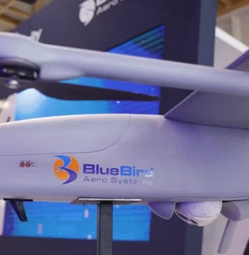 BlueBird confirme l’ouverture prochaine d’une usine de drones SPY-X au Maroc BlueBird Aero Systems, entreprise israélienne spécialisée dans les drones tactiques, réaffirme sa volonté de lancer sa première usine de production au Maroc. Le projet concerne le drone SPY-X, un modèle destiné à des usages militaires et sécuritaires. La société a annoncé, ce 12 novembre, avoir accueilli l’équipe technique de son partenaire marocain pour une session de formation avancée dans ses locaux. Cette visite s’inscrit dans le cadre d’un programme de transfert de technologie, étape clé avant le démarrage effectif de la ligne de production locale. Selon BlueBird, cette rencontre a permis des échanges approfondis sur les processus de fabrication du SPY-X, en préparation de l’installation de l’usine au Maroc, présentée comme la première du genre dans le pays. En marge des ateliers techniques, les équipes des deux pays ont partagé un moment de détente autour d’un match de football. Ce projet avait déjà été évoqué par Ronen Nadir, PDG de BlueBird, en avril 2024, dans une interview à Military Zone. Il y confirmait la mise en place des infrastructures, sans préciser le calendrier de démarrage de la production.