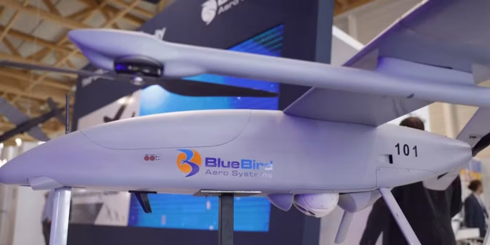 BlueBird Aero Systems, entreprise israélienne spécialisée dans les drones tactiques, réaffirme sa volonté de lancer sa première usine de production au Maroc. Le projet concerne le drone SPY-X, un modèle destiné à des usages militaires et sécuritaires. La société a annoncé, ce 12 novembre, avoir accueilli l’équipe technique de son partenaire marocain pour une session de formation avancée dans ses locaux. Cette visite s’inscrit dans le cadre d’un programme de transfert de technologie, étape clé avant le démarrage effectif de la ligne de production locale. Selon BlueBird, cette rencontre a permis des échanges approfondis sur les processus de fabrication du SPY-X, en préparation de l’installation de l’usine au Maroc, présentée comme la première du genre dans le pays. En marge des ateliers techniques, les équipes des deux pays ont partagé un moment de détente autour d’un match de football. Ce projet avait déjà été évoqué par Ronen Nadir, PDG de BlueBird, en avril 2024, dans une interview à Military Zone. Il y confirmait la mise en place des infrastructures, sans préciser le calendrier de démarrage de la production.