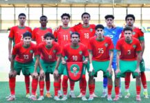 UNAF : le Maroc U17 sacré champion après un parcours parfait À Benghazi, la sélection marocaine des moins de 17 ans a conclu son parcours avec autorité en s’imposant face à la Libye sur le score de trois buts à un, dimanche, lors de la dernière journée du tournoi de l’Union nord-africaine de football. Les Lionceaux de l’Atlas ont rapidement répondu à l’ouverture du score libyenne signée Mohamed Jarroud à la dixième minute. Adnane El Boujjoufi a ensuite remis les deux équipes à égalité avant de donner l’avantage aux siens en seconde période. Entre-temps, Adam Boughazir avait permis au Maroc de reprendre l’ascendant juste avant la pause. Ce succès vient parachever une campagne maîtrisée de bout en bout. Déjà assurée de terminer en tête avant cette ultime rencontre, la sélection nationale boucle la compétition avec un total de douze points, après avoir remporté l’ensemble de ses matchs. L’Algérie termine deuxième avec sept unités, devant l’Égypte avec six points, la Tunisie avec trois points, tandis que la Libye ferme la marche sans le moindre point. Le parcours des jeunes Marocains s’est construit sur une série de victoires nettes. Ils ont d’abord pris le dessus sur la Tunisie, avant de dominer l’Algérie, puis de s’imposer face à l’Égypte dans une rencontre plus disputée. Grâce à ce classement, le Maroc valide sa qualification pour la phase finale de la Coupe d’Afrique des Nations U17, aux côtés des deux autres sélections les mieux classées du tournoi.