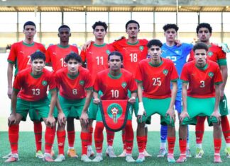 À Benghazi, la sélection marocaine des moins de 17 ans a conclu son parcours avec autorité en s’imposant face à la Libye sur le score de trois buts à un, dimanche, lors de la dernière journée du tournoi de l’Union nord-africaine de football. Les Lionceaux de l’Atlas ont rapidement répondu à l’ouverture du score libyenne signée Mohamed Jarroud à la dixième minute. Adnane El Boujjoufi a ensuite remis les deux équipes à égalité avant de donner l’avantage aux siens en seconde période. Entre-temps, Adam Boughazir avait permis au Maroc de reprendre l’ascendant juste avant la pause. Ce succès vient parachever une campagne maîtrisée de bout en bout. Déjà assurée de terminer en tête avant cette ultime rencontre, la sélection nationale boucle la compétition avec un total de douze points, après avoir remporté l’ensemble de ses matchs. L’Algérie termine deuxième avec sept unités, devant l’Égypte avec six points, la Tunisie avec trois points, tandis que la Libye ferme la marche sans le moindre point. Le parcours des jeunes Marocains s’est construit sur une série de victoires nettes. Ils ont d’abord pris le dessus sur la Tunisie, avant de dominer l’Algérie, puis de s’imposer face à l’Égypte dans une rencontre plus disputée. Grâce à ce classement, le Maroc valide sa qualification pour la phase finale de la Coupe d’Afrique des Nations U17, aux côtés des deux autres sélections les mieux classées du tournoi.