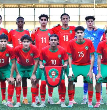 UNAF : le Maroc U17 sacré champion après un parcours parfait À Benghazi, la sélection marocaine des moins de 17 ans a conclu son parcours avec autorité en s’imposant face à la Libye sur le score de trois buts à un, dimanche, lors de la dernière journée du tournoi de l’Union nord-africaine de football. Les Lionceaux de l’Atlas ont rapidement répondu à l’ouverture du score libyenne signée Mohamed Jarroud à la dixième minute. Adnane El Boujjoufi a ensuite remis les deux équipes à égalité avant de donner l’avantage aux siens en seconde période. Entre-temps, Adam Boughazir avait permis au Maroc de reprendre l’ascendant juste avant la pause. Ce succès vient parachever une campagne maîtrisée de bout en bout. Déjà assurée de terminer en tête avant cette ultime rencontre, la sélection nationale boucle la compétition avec un total de douze points, après avoir remporté l’ensemble de ses matchs. L’Algérie termine deuxième avec sept unités, devant l’Égypte avec six points, la Tunisie avec trois points, tandis que la Libye ferme la marche sans le moindre point. Le parcours des jeunes Marocains s’est construit sur une série de victoires nettes. Ils ont d’abord pris le dessus sur la Tunisie, avant de dominer l’Algérie, puis de s’imposer face à l’Égypte dans une rencontre plus disputée. Grâce à ce classement, le Maroc valide sa qualification pour la phase finale de la Coupe d’Afrique des Nations U17, aux côtés des deux autres sélections les mieux classées du tournoi.