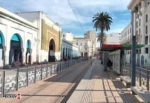 Casablanca relance le chantier du marché central Le marché central de Casablanca s’apprête à entrer dans une phase concrète de transformation avec le démarrage imminent d’un chantier de réhabilitation porté par Casablanca Aménagement. L’enveloppe mobilisée avoisine les 33 millions de dirhams pour une durée de travaux estimée à un an. Installé sur le boulevard Mohammed V, ce site emblématique du centre-ville va faire l’objet d’une remise à niveau en profondeur. Le programme prévoit des interventions lourdes touchant aussi bien aux infrastructures qu’aux structures existantes. Les opérations annoncées concernent notamment le terrassement, les aménagements de voirie, ainsi que des travaux de génie civil. Le projet inclut également des travaux tous corps d’état. Sont concernés la reprise de l’étanchéité, la rénovation de la charpente métallique et la réfection des couvertures, avec l’objectif de redonner au bâtiment ses fonctionnalités tout en respectant son identité architecturale. Cette nouvelle étape intervient après l’attribution des missions d’ingénierie, marquant l’entrée effective du projet dans sa phase opérationnelle. La transformation du marché central s’inscrit dans une dynamique plus large de revalorisation du centre historique de Casablanca, où plusieurs opérations visent à redynamiser les espaces urbains et commerciaux.