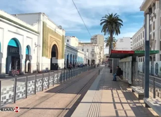 Casablanca relance le chantier du marché central Le marché central de Casablanca s’apprête à entrer dans une phase concrète de transformation avec le démarrage imminent d’un chantier de réhabilitation porté par Casablanca Aménagement. L’enveloppe mobilisée avoisine les 33 millions de dirhams pour une durée de travaux estimée à un an. Installé sur le boulevard Mohammed V, ce site emblématique du centre-ville va faire l’objet d’une remise à niveau en profondeur. Le programme prévoit des interventions lourdes touchant aussi bien aux infrastructures qu’aux structures existantes. Les opérations annoncées concernent notamment le terrassement, les aménagements de voirie, ainsi que des travaux de génie civil. Le projet inclut également des travaux tous corps d’état. Sont concernés la reprise de l’étanchéité, la rénovation de la charpente métallique et la réfection des couvertures, avec l’objectif de redonner au bâtiment ses fonctionnalités tout en respectant son identité architecturale. Cette nouvelle étape intervient après l’attribution des missions d’ingénierie, marquant l’entrée effective du projet dans sa phase opérationnelle. La transformation du marché central s’inscrit dans une dynamique plus large de revalorisation du centre historique de Casablanca, où plusieurs opérations visent à redynamiser les espaces urbains et commerciaux.