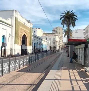 Casablanca relance le chantier du marché central Le marché central de Casablanca s’apprête à entrer dans une phase concrète de transformation avec le démarrage imminent d’un chantier de réhabilitation porté par Casablanca Aménagement. L’enveloppe mobilisée avoisine les 33 millions de dirhams pour une durée de travaux estimée à un an. Installé sur le boulevard Mohammed V, ce site emblématique du centre-ville va faire l’objet d’une remise à niveau en profondeur. Le programme prévoit des interventions lourdes touchant aussi bien aux infrastructures qu’aux structures existantes. Les opérations annoncées concernent notamment le terrassement, les aménagements de voirie, ainsi que des travaux de génie civil. Le projet inclut également des travaux tous corps d’état. Sont concernés la reprise de l’étanchéité, la rénovation de la charpente métallique et la réfection des couvertures, avec l’objectif de redonner au bâtiment ses fonctionnalités tout en respectant son identité architecturale. Cette nouvelle étape intervient après l’attribution des missions d’ingénierie, marquant l’entrée effective du projet dans sa phase opérationnelle. La transformation du marché central s’inscrit dans une dynamique plus large de revalorisation du centre historique de Casablanca, où plusieurs opérations visent à redynamiser les espaces urbains et commerciaux.