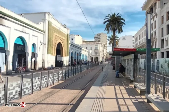 Le marché central de Casablanca s’apprête à entrer dans une phase concrète de transformation avec le démarrage imminent d’un chantier de réhabilitation porté par Casablanca Aménagement. L’enveloppe mobilisée avoisine les 33 millions de dirhams pour une durée de travaux estimée à un an. Installé sur le boulevard Mohammed V, ce site emblématique du centre-ville va faire l’objet d’une remise à niveau en profondeur. Le programme prévoit des interventions lourdes touchant aussi bien aux infrastructures qu’aux structures existantes. Les opérations annoncées concernent notamment le terrassement, les aménagements de voirie, ainsi que des travaux de génie civil. Le projet inclut également des travaux tous corps d’état. Sont concernés la reprise de l’étanchéité, la rénovation de la charpente métallique et la réfection des couvertures, avec l’objectif de redonner au bâtiment ses fonctionnalités tout en respectant son identité architecturale. Cette nouvelle étape intervient après l’attribution des missions d’ingénierie, marquant l’entrée effective du projet dans sa phase opérationnelle. La transformation du marché central s’inscrit dans une dynamique plus large de revalorisation du centre historique de Casablanca, où plusieurs opérations visent à redynamiser les espaces urbains et commerciaux.