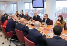 Le vice-président de la BERD en visite chez Marsa Maroc à Casablanca Mark Bowman, vice-président chargé des politiques et des partenariats de la Banque Européenne pour la Reconstruction et le Développement, s’est rendu mercredi 24 juin au terminal polyvalent de Marsa Maroc au port de Casablanca. Cette visite intervient dans le cadre du projet d’approfondissement des quais de ce terminal, financé par la BERD à travers un prêt de 690 millions de dirhams. Le responsable de la Banque s’est entretenu à cette occasion avec Tarik El Aroussi, directeur général de Marsa Maroc, sur l’état d’avancement du chantier et ses premiers résultats. La première tranche du projet produit déjà ses effets. Depuis début avril 2026, le terminal peut accueillir des navires panamax d’une capacité de 60.000 tonnes, une première au port de Casablanca. Pour Marsa Maroc, cet investissement doit renforcer les capacités opérationnelles du terminal polyvalent et améliorer la compétitivité du port. La présence du vice-président de la BERD traduit aussi la continuité de la coopération entre les deux parties dans la modernisation des infrastructures portuaires marocaines. 5 titres journalistiques Mark Bowman, vice-président de la BERD, en visite chez Marsa Maroc Le vice-président de la BERD suit le chantier portuaire de Marsa Maroc Marsa Maroc reçoit Mark Bowman au port de Casablanca Le vice-président de la BERD au terminal polyvalent de Casablanca Mark Bowman fait le point sur le projet financé par la BERD à Casablanca