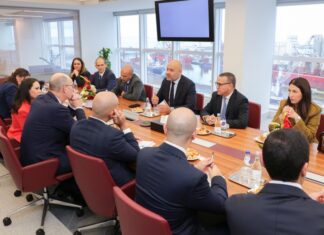 Mark Bowman, vice-président chargé des politiques et des partenariats de la Banque Européenne pour la Reconstruction et le Développement, s’est rendu mercredi 24 juin au terminal polyvalent de Marsa Maroc au port de Casablanca. Cette visite intervient dans le cadre du projet d’approfondissement des quais de ce terminal, financé par la BERD à travers un prêt de 690 millions de dirhams. Le responsable de la Banque s’est entretenu à cette occasion avec Tarik El Aroussi, directeur général de Marsa Maroc, sur l’état d’avancement du chantier et ses premiers résultats. La première tranche du projet produit déjà ses effets. Depuis début avril 2026, le terminal peut accueillir des navires panamax d’une capacité de 60.000 tonnes, une première au port de Casablanca. Pour Marsa Maroc, cet investissement doit renforcer les capacités opérationnelles du terminal polyvalent et améliorer la compétitivité du port. La présence du vice-président de la BERD traduit aussi la continuité de la coopération entre les deux parties dans la modernisation des infrastructures portuaires marocaines. 5 titres journalistiques Mark Bowman, vice-président de la BERD, en visite chez Marsa Maroc Le vice-président de la BERD suit le chantier portuaire de Marsa Maroc Marsa Maroc reçoit Mark Bowman au port de Casablanca Le vice-président de la BERD au terminal polyvalent de Casablanca Mark Bowman fait le point sur le projet financé par la BERD à Casablanca