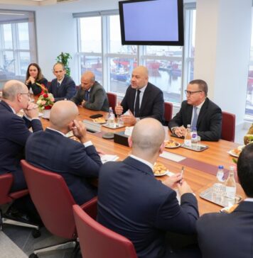 Le vice-président de la BERD en visite chez Marsa Maroc à Casablanca Mark Bowman, vice-président chargé des politiques et des partenariats de la Banque Européenne pour la Reconstruction et le Développement, s’est rendu mercredi 24 juin au terminal polyvalent de Marsa Maroc au port de Casablanca. Cette visite intervient dans le cadre du projet d’approfondissement des quais de ce terminal, financé par la BERD à travers un prêt de 690 millions de dirhams. Le responsable de la Banque s’est entretenu à cette occasion avec Tarik El Aroussi, directeur général de Marsa Maroc, sur l’état d’avancement du chantier et ses premiers résultats. La première tranche du projet produit déjà ses effets. Depuis début avril 2026, le terminal peut accueillir des navires panamax d’une capacité de 60.000 tonnes, une première au port de Casablanca. Pour Marsa Maroc, cet investissement doit renforcer les capacités opérationnelles du terminal polyvalent et améliorer la compétitivité du port. La présence du vice-président de la BERD traduit aussi la continuité de la coopération entre les deux parties dans la modernisation des infrastructures portuaires marocaines. 5 titres journalistiques Mark Bowman, vice-président de la BERD, en visite chez Marsa Maroc Le vice-président de la BERD suit le chantier portuaire de Marsa Maroc Marsa Maroc reçoit Mark Bowman au port de Casablanca Le vice-président de la BERD au terminal polyvalent de Casablanca Mark Bowman fait le point sur le projet financé par la BERD à Casablanca