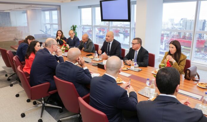 Mark Bowman, vice-président chargé des politiques et des partenariats de la Banque Européenne pour la Reconstruction et le Développement, s’est rendu mercredi 24 juin au terminal polyvalent de Marsa Maroc au port de Casablanca. Cette visite intervient dans le cadre du projet d’approfondissement des quais de ce terminal, financé par la BERD à travers un prêt de 690 millions de dirhams. Le responsable de la Banque s’est entretenu à cette occasion avec Tarik El Aroussi, directeur général de Marsa Maroc, sur l’état d’avancement du chantier et ses premiers résultats. La première tranche du projet produit déjà ses effets. Depuis début avril 2026, le terminal peut accueillir des navires panamax d’une capacité de 60.000 tonnes, une première au port de Casablanca. Pour Marsa Maroc, cet investissement doit renforcer les capacités opérationnelles du terminal polyvalent et améliorer la compétitivité du port. La présence du vice-président de la BERD traduit aussi la continuité de la coopération entre les deux parties dans la modernisation des infrastructures portuaires marocaines. 5 titres journalistiques Mark Bowman, vice-président de la BERD, en visite chez Marsa Maroc Le vice-président de la BERD suit le chantier portuaire de Marsa Maroc Marsa Maroc reçoit Mark Bowman au port de Casablanca Le vice-président de la BERD au terminal polyvalent de Casablanca Mark Bowman fait le point sur le projet financé par la BERD à Casablanca