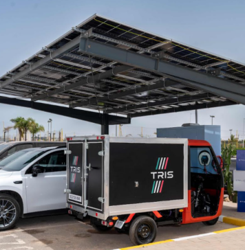 Stellantis expérimente une station solaire autonome au Maroc Stellantis expérimente une station solaire autonome au Maroc