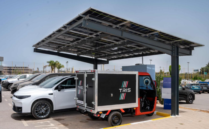 Stellantis expérimente une station solaire autonome au Maroc Stellantis expérimente une station solaire autonome au Maroc